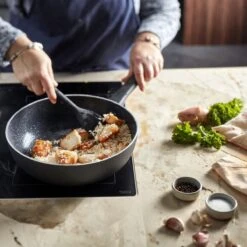 Demeyere Alu Classico 3 Wokpan – Inductie – Ceraforce Keramische Antikleeflaag – 28 Cm – PTFE En PFAS Vrij -Keuken Potten Winkel 1200x1200 212