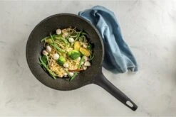 Sola - Wokpan Fair Cooking Zwart/wit Greblon Anti Aanbaklaag -Keuken Potten Winkel 1200x802 7