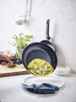 GreenPan Cambridge Hapjespan Met Deksel 28cm - Zwart - Inductie - PFAS-vrij -Keuken Potten Winkel 899x1200 5